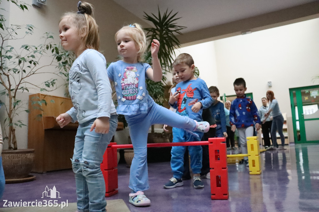 Fotorelacja: NIEBIESKIE IGRZYSKA w Przedszkolu Integracyjnym nr 3 w Zawierciu