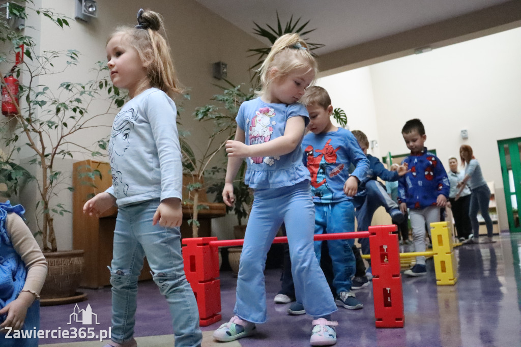 Fotorelacja: NIEBIESKIE IGRZYSKA w Przedszkolu Integracyjnym nr 3 w Zawierciu