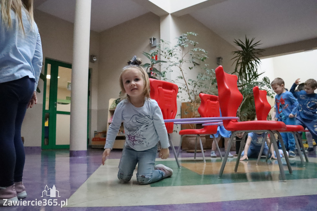Fotorelacja: NIEBIESKIE IGRZYSKA w Przedszkolu Integracyjnym nr 3 w Zawierciu