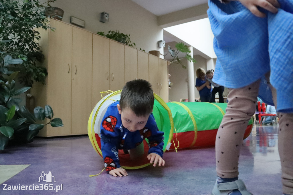 Fotorelacja: NIEBIESKIE IGRZYSKA w Przedszkolu Integracyjnym nr 3 w Zawierciu