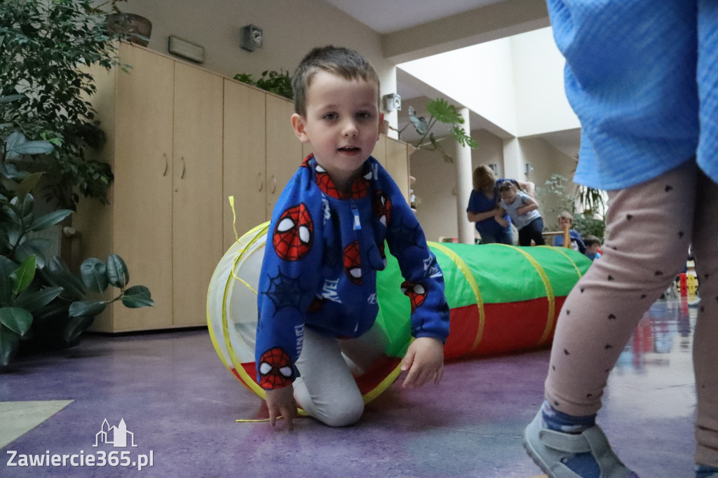 Fotorelacja: NIEBIESKIE IGRZYSKA w Przedszkolu Integracyjnym nr 3 w Zawierciu