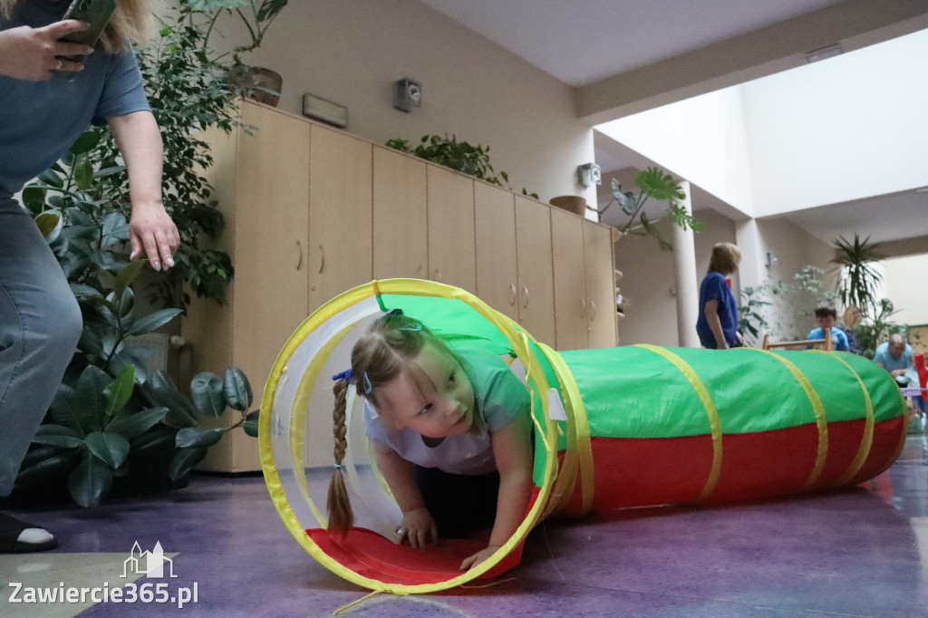 Fotorelacja: NIEBIESKIE IGRZYSKA w Przedszkolu Integracyjnym nr 3 w Zawierciu