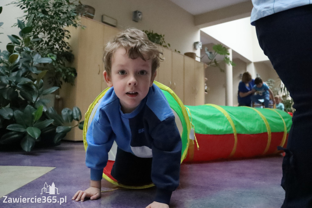 Fotorelacja: NIEBIESKIE IGRZYSKA w Przedszkolu Integracyjnym nr 3 w Zawierciu