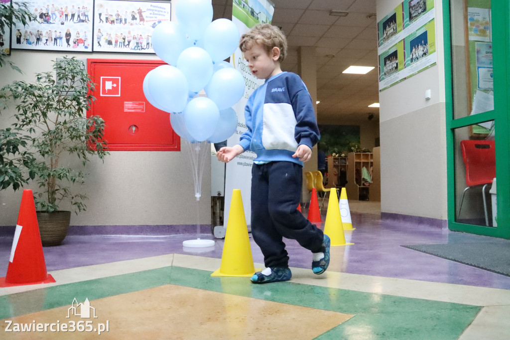 Fotorelacja: NIEBIESKIE IGRZYSKA w Przedszkolu Integracyjnym nr 3 w Zawierciu