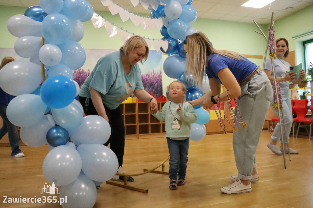Fotorelacja: NIEBIESKIE IGRZYSKA w Przedszkolu Integracyjnym nr 3 w Zawierciu