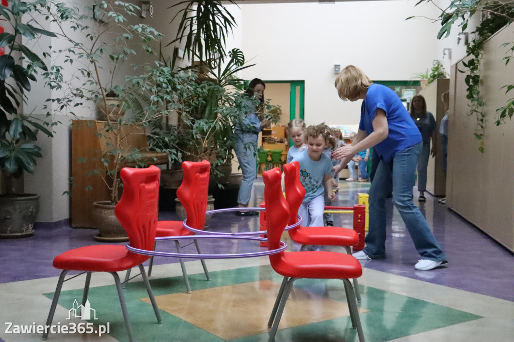 Fotorelacja: NIEBIESKIE IGRZYSKA w Przedszkolu Integracyjnym nr 3 w Zawierciu