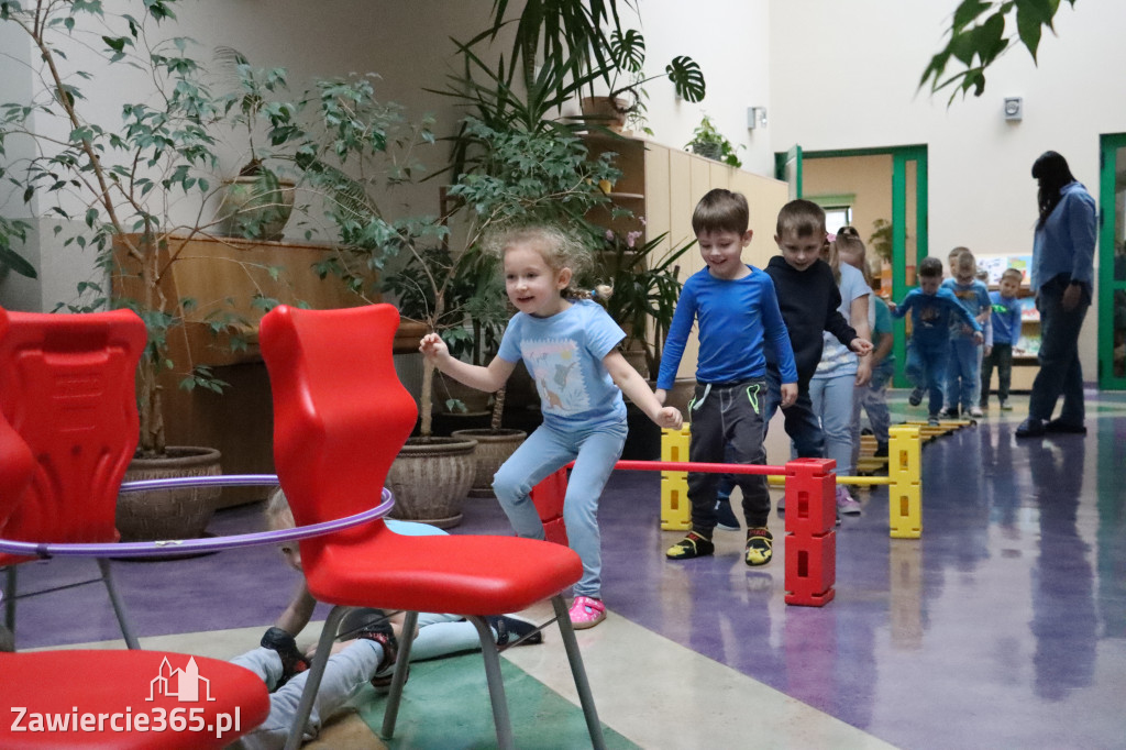 Fotorelacja: NIEBIESKIE IGRZYSKA w Przedszkolu Integracyjnym nr 3 w Zawierciu