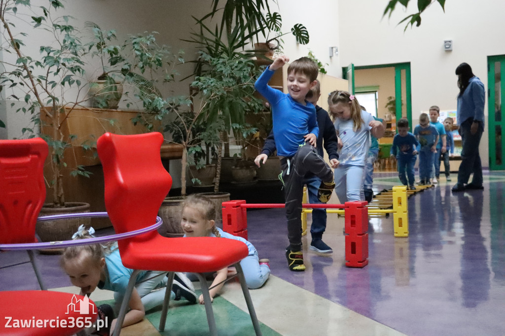 Fotorelacja: NIEBIESKIE IGRZYSKA w Przedszkolu Integracyjnym nr 3 w Zawierciu