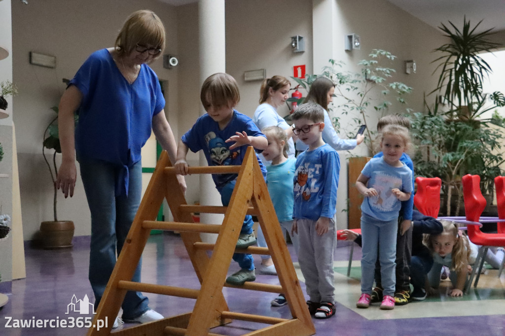 Fotorelacja: NIEBIESKIE IGRZYSKA w Przedszkolu Integracyjnym nr 3 w Zawierciu