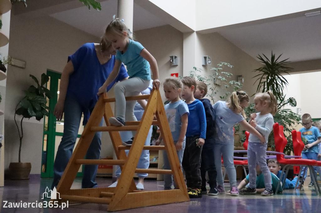 Fotorelacja: NIEBIESKIE IGRZYSKA w Przedszkolu Integracyjnym nr 3 w Zawierciu