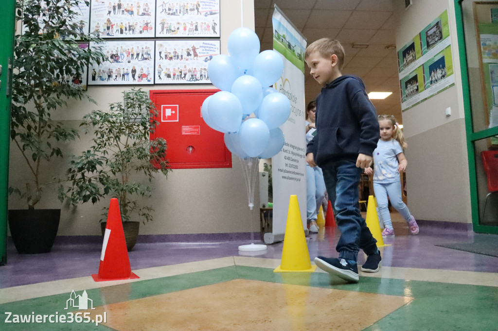 Fotorelacja: NIEBIESKIE IGRZYSKA w Przedszkolu Integracyjnym nr 3 w Zawierciu
