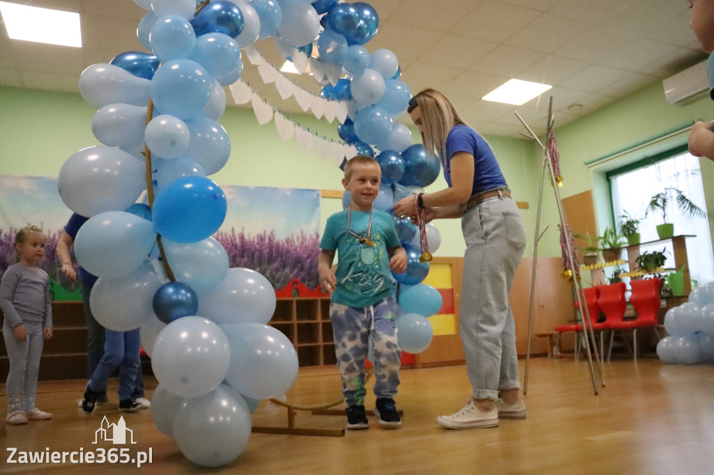 Fotorelacja: NIEBIESKIE IGRZYSKA w Przedszkolu Integracyjnym nr 3 w Zawierciu