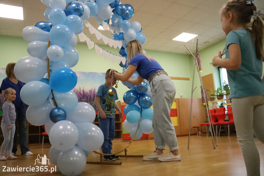 Fotorelacja: NIEBIESKIE IGRZYSKA w Przedszkolu Integracyjnym nr 3 w Zawierciu