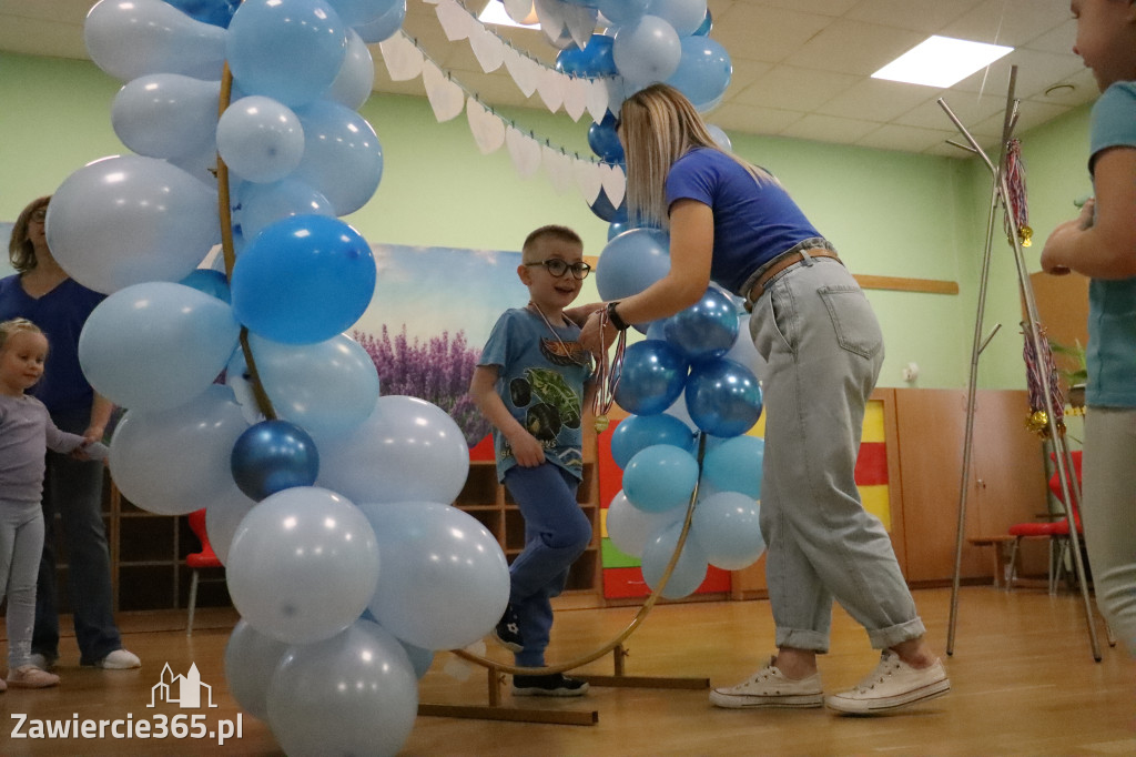Fotorelacja: NIEBIESKIE IGRZYSKA w Przedszkolu Integracyjnym nr 3 w Zawierciu