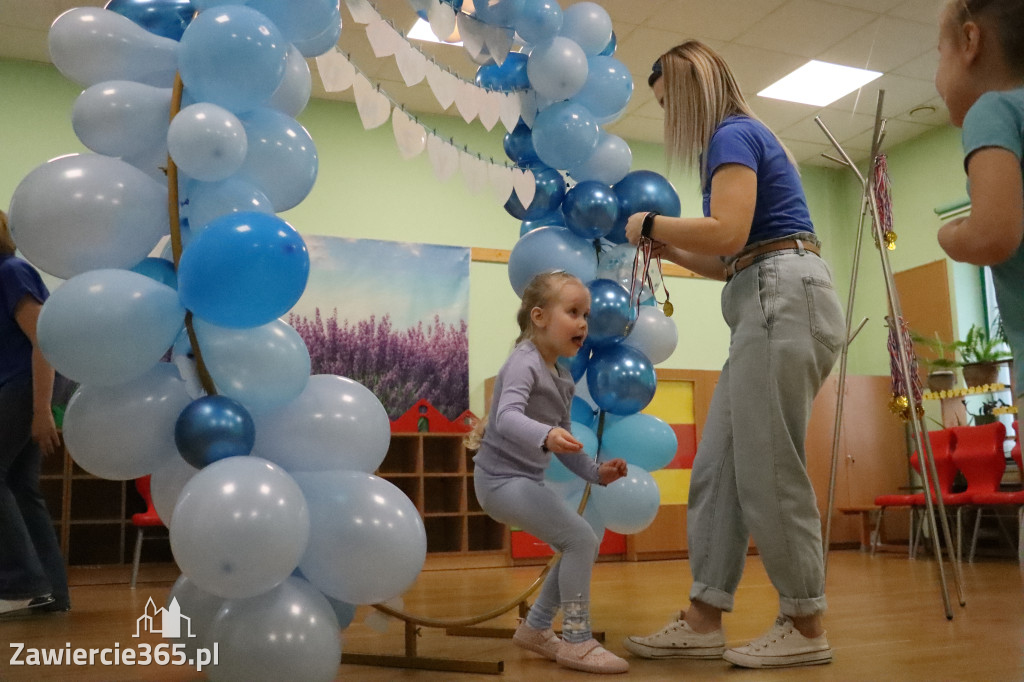 Fotorelacja: NIEBIESKIE IGRZYSKA w Przedszkolu Integracyjnym nr 3 w Zawierciu