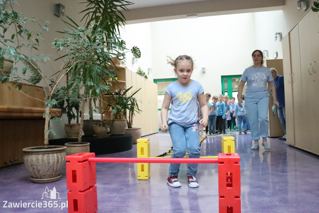 Fotorelacja: NIEBIESKIE IGRZYSKA w Przedszkolu Integracyjnym nr 3 w Zawierciu