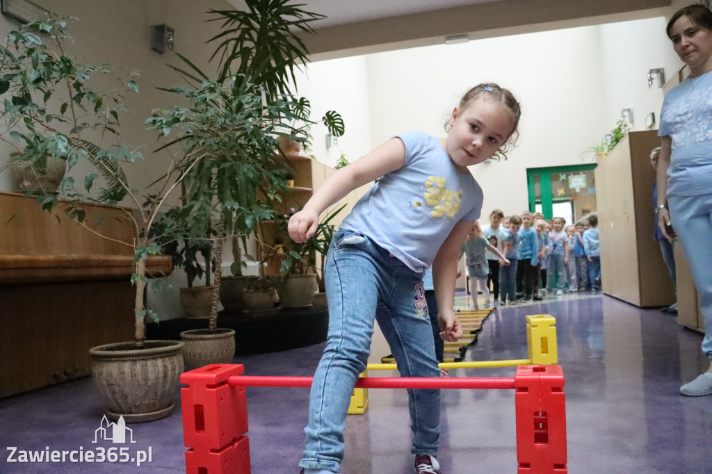 Fotorelacja: NIEBIESKIE IGRZYSKA w Przedszkolu Integracyjnym nr 3 w Zawierciu