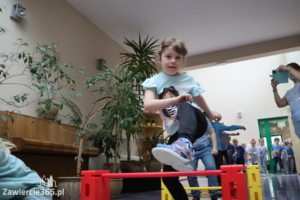Fotorelacja: NIEBIESKIE IGRZYSKA w Przedszkolu Integracyjnym nr 3 w Zawierciu