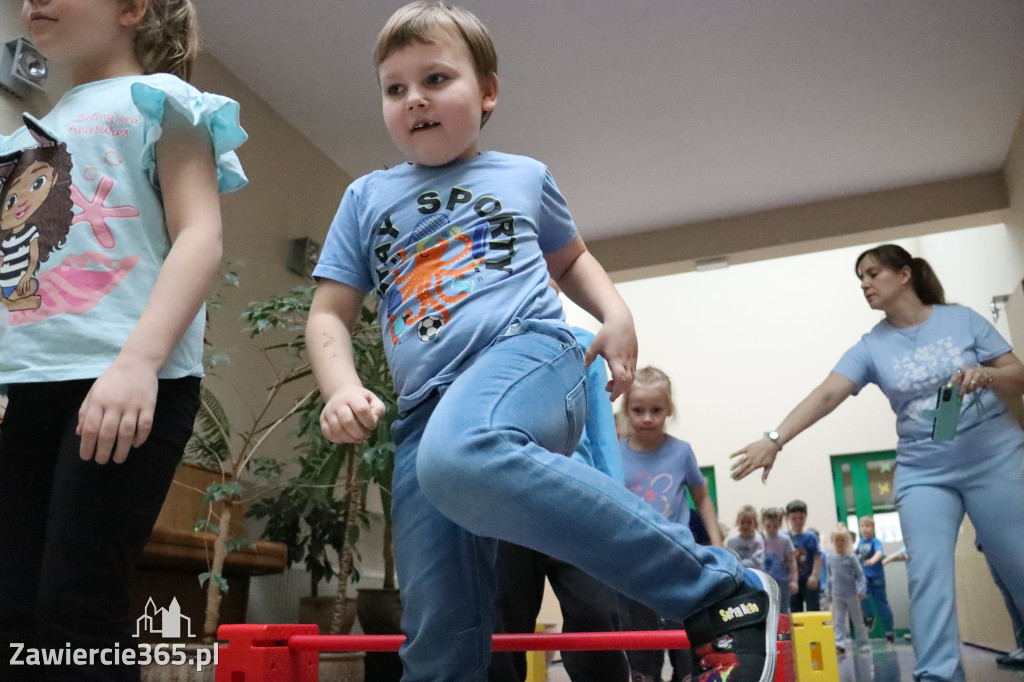 Fotorelacja: NIEBIESKIE IGRZYSKA w Przedszkolu Integracyjnym nr 3 w Zawierciu
