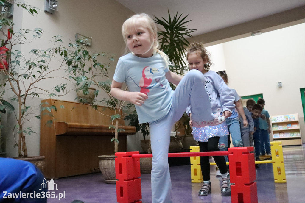 Fotorelacja: NIEBIESKIE IGRZYSKA w Przedszkolu Integracyjnym nr 3 w Zawierciu