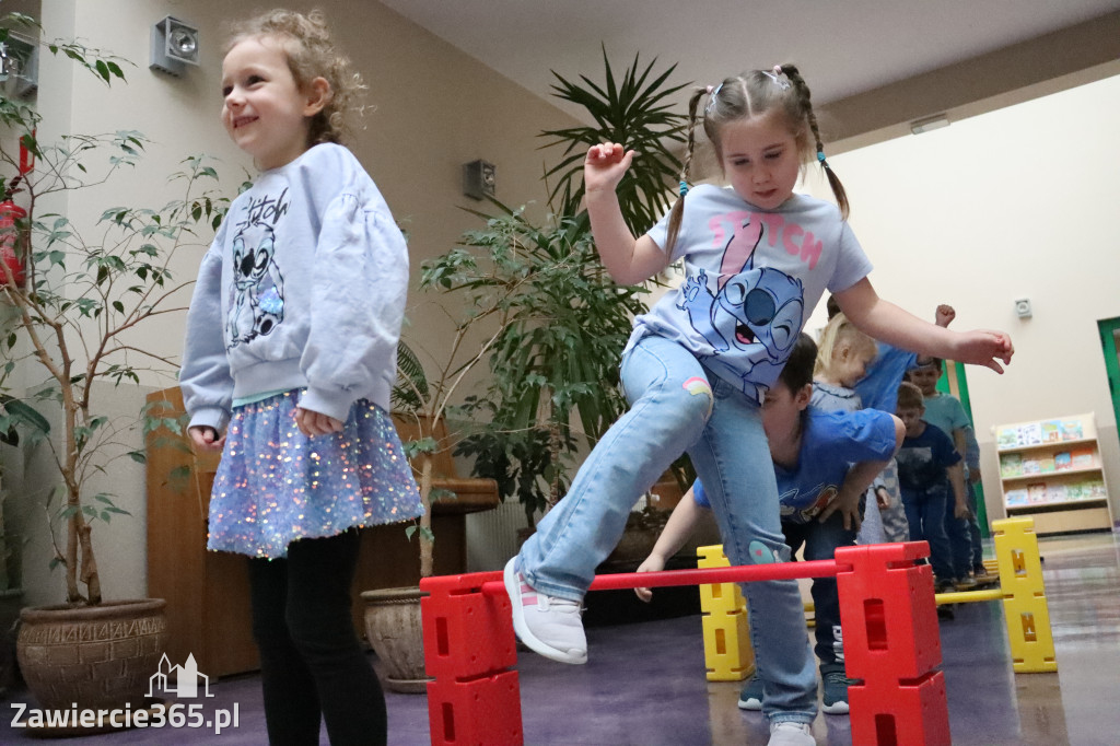 Fotorelacja: NIEBIESKIE IGRZYSKA w Przedszkolu Integracyjnym nr 3 w Zawierciu