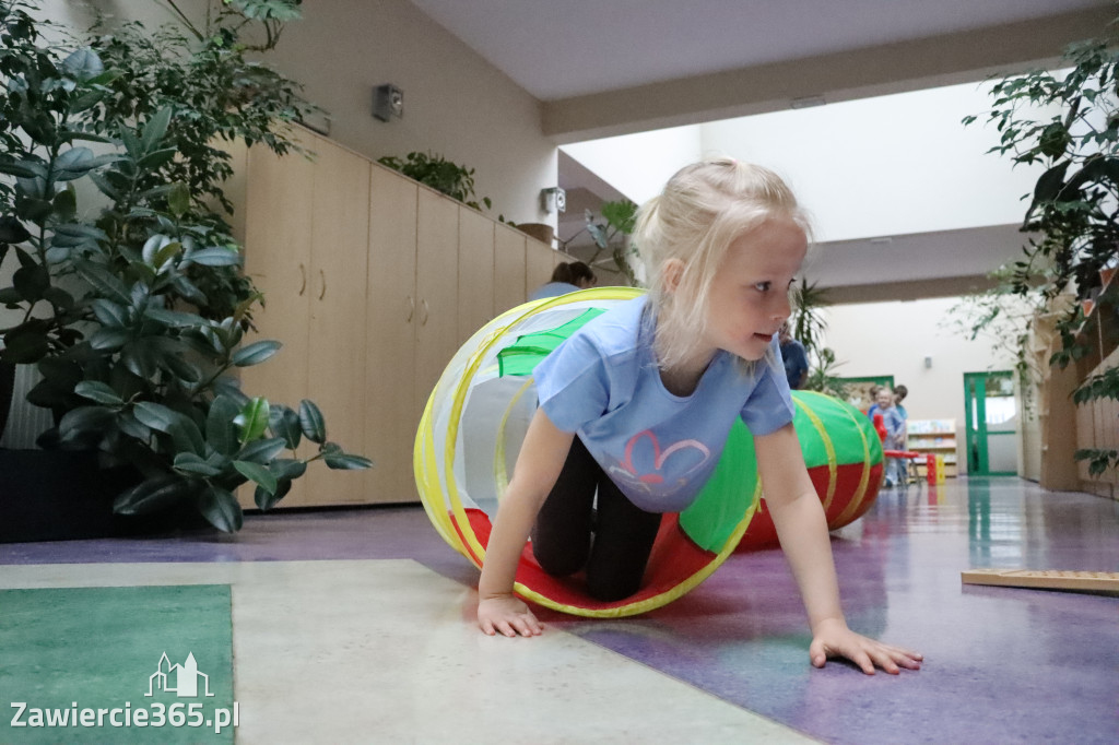 Fotorelacja: NIEBIESKIE IGRZYSKA w Przedszkolu Integracyjnym nr 3 w Zawierciu