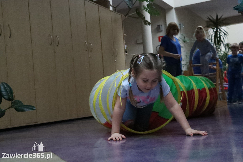 Fotorelacja: NIEBIESKIE IGRZYSKA w Przedszkolu Integracyjnym nr 3 w Zawierciu