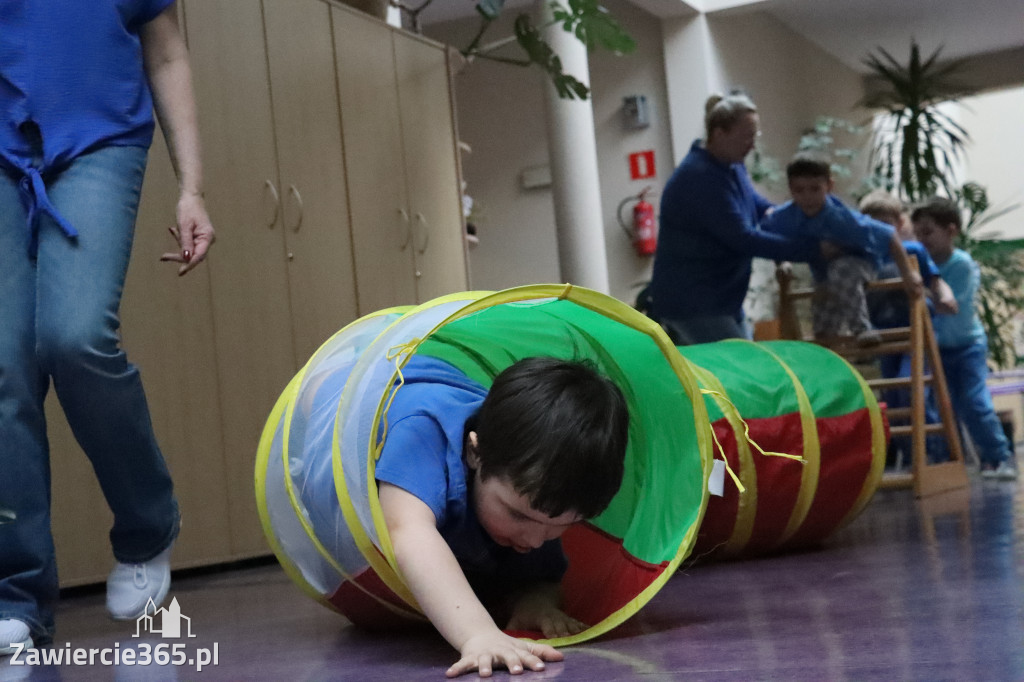 Fotorelacja: NIEBIESKIE IGRZYSKA w Przedszkolu Integracyjnym nr 3 w Zawierciu