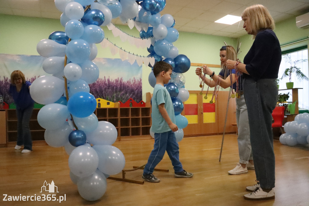 Fotorelacja: NIEBIESKIE IGRZYSKA w Przedszkolu Integracyjnym nr 3 w Zawierciu