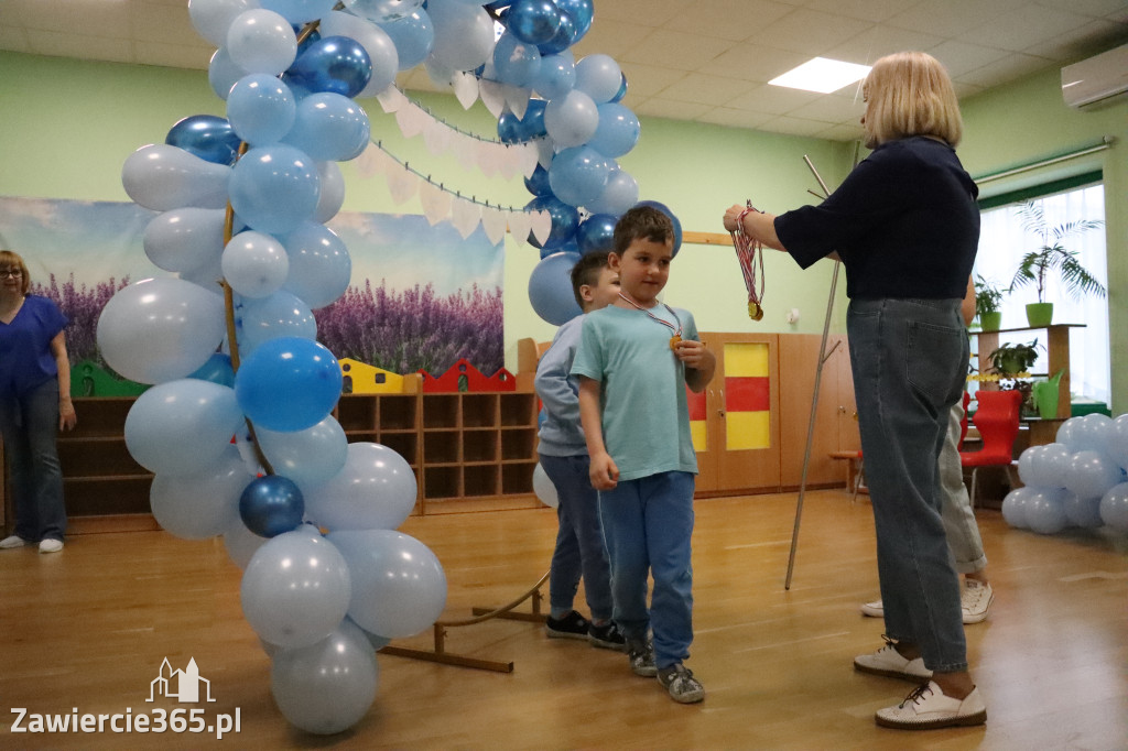 Fotorelacja: NIEBIESKIE IGRZYSKA w Przedszkolu Integracyjnym nr 3 w Zawierciu