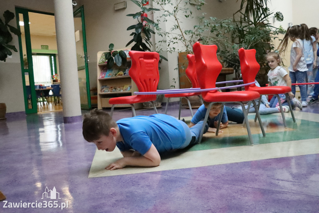 Fotorelacja: NIEBIESKIE IGRZYSKA w Przedszkolu Integracyjnym nr 3 w Zawierciu