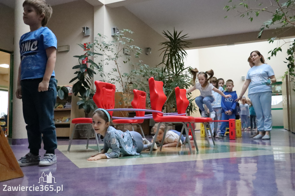 Fotorelacja: NIEBIESKIE IGRZYSKA w Przedszkolu Integracyjnym nr 3 w Zawierciu
