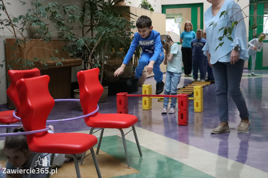 Fotorelacja: NIEBIESKIE IGRZYSKA w Przedszkolu Integracyjnym nr 3 w Zawierciu