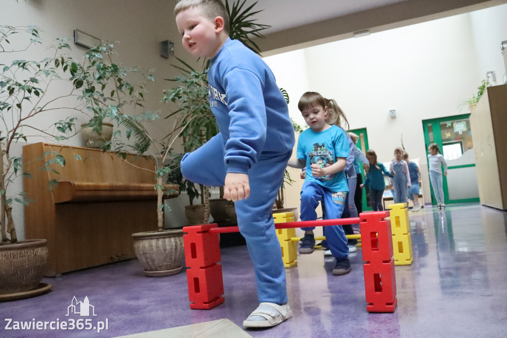 Fotorelacja: NIEBIESKIE IGRZYSKA w Przedszkolu Integracyjnym nr 3 w Zawierciu