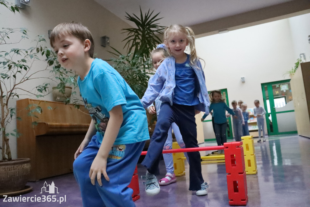Fotorelacja: NIEBIESKIE IGRZYSKA w Przedszkolu Integracyjnym nr 3 w Zawierciu