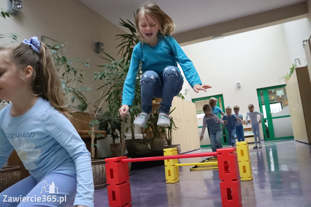 Fotorelacja: NIEBIESKIE IGRZYSKA w Przedszkolu Integracyjnym nr 3 w Zawierciu