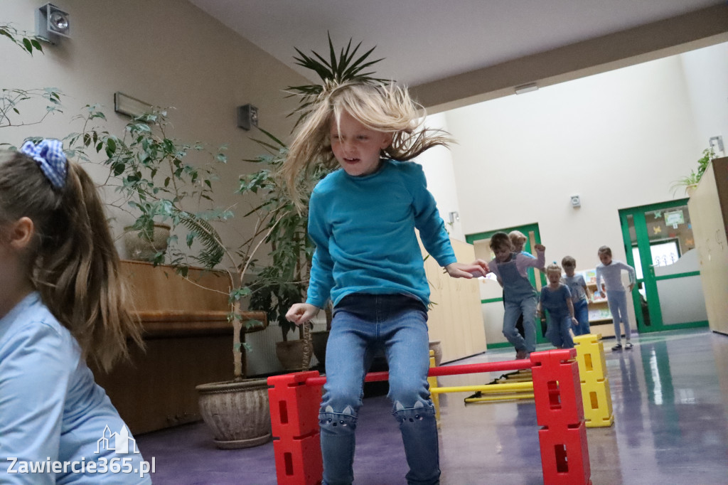 Fotorelacja: NIEBIESKIE IGRZYSKA w Przedszkolu Integracyjnym nr 3 w Zawierciu