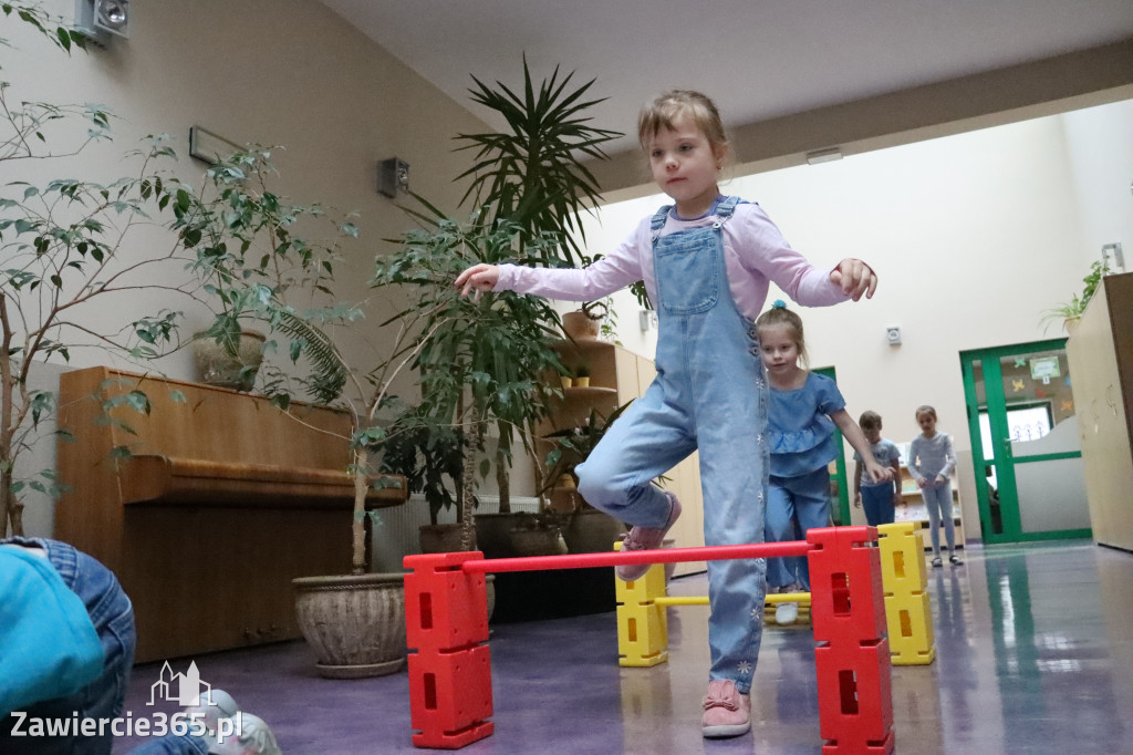 Fotorelacja: NIEBIESKIE IGRZYSKA w Przedszkolu Integracyjnym nr 3 w Zawierciu