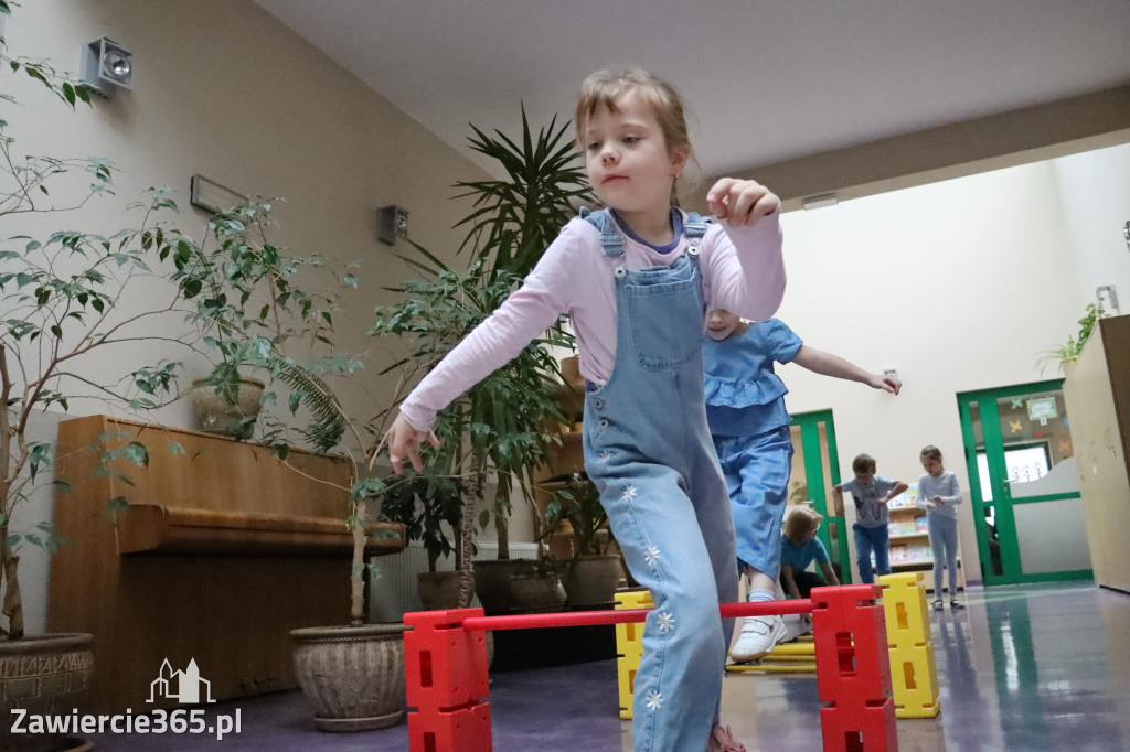 Fotorelacja: NIEBIESKIE IGRZYSKA w Przedszkolu Integracyjnym nr 3 w Zawierciu