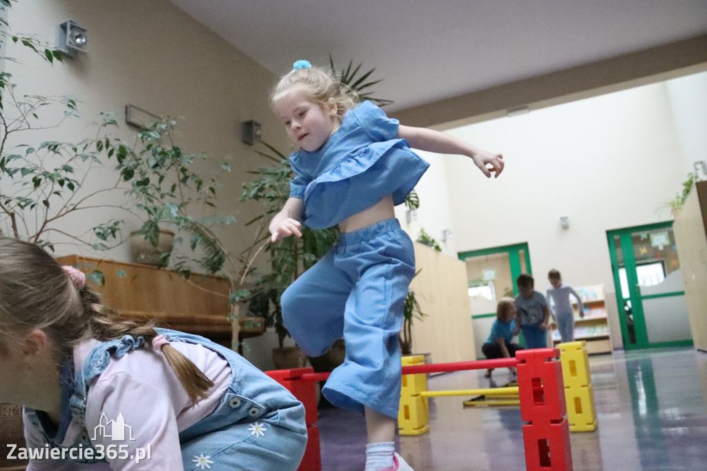 Fotorelacja: NIEBIESKIE IGRZYSKA w Przedszkolu Integracyjnym nr 3 w Zawierciu