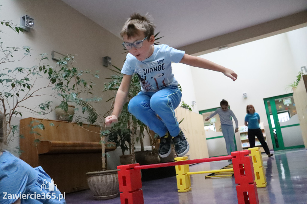 Fotorelacja: NIEBIESKIE IGRZYSKA w Przedszkolu Integracyjnym nr 3 w Zawierciu