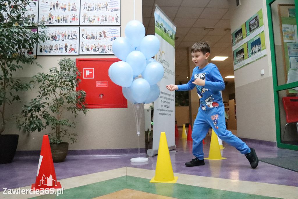 Fotorelacja: NIEBIESKIE IGRZYSKA w Przedszkolu Integracyjnym nr 3 w Zawierciu