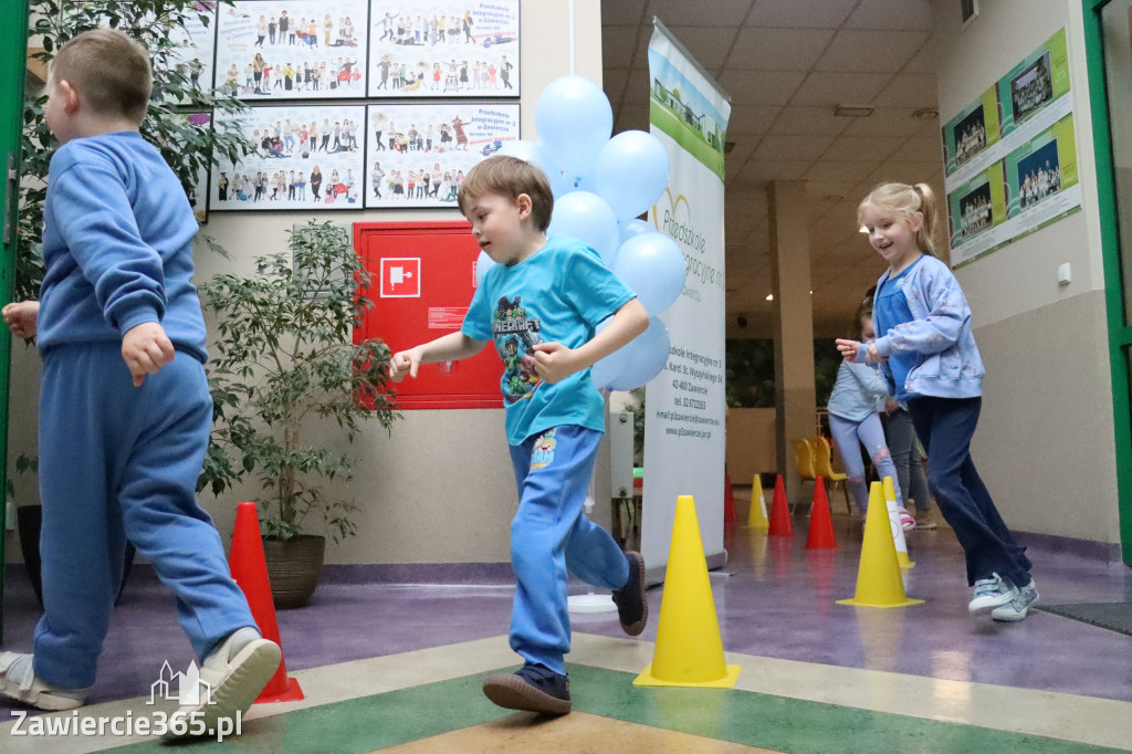 Fotorelacja: NIEBIESKIE IGRZYSKA w Przedszkolu Integracyjnym nr 3 w Zawierciu