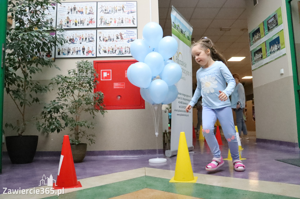 Fotorelacja: NIEBIESKIE IGRZYSKA w Przedszkolu Integracyjnym nr 3 w Zawierciu