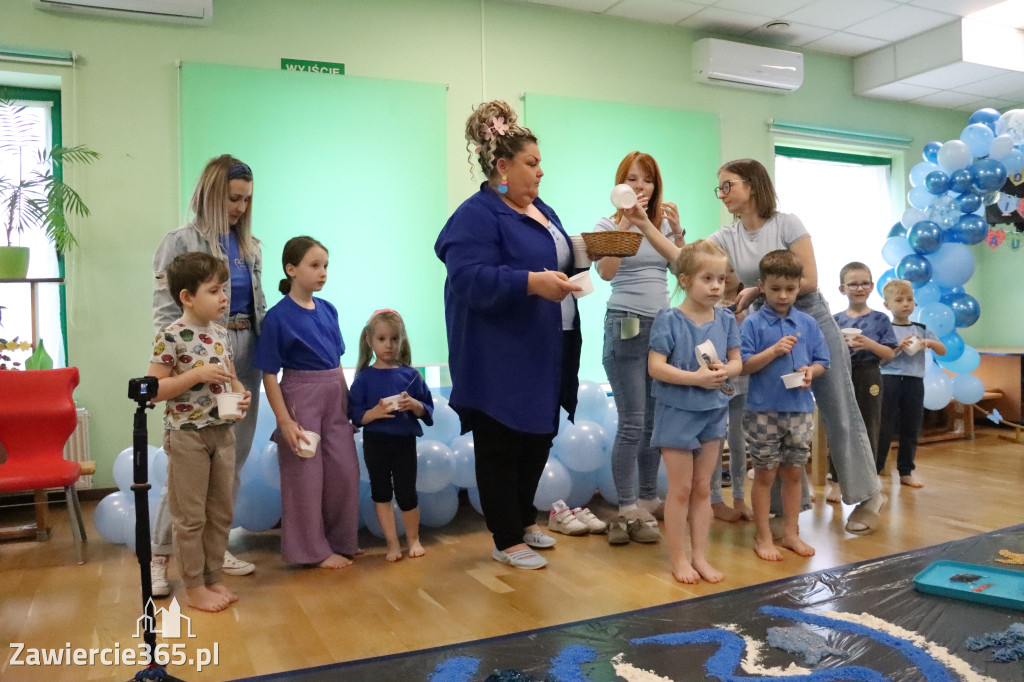 Fotorelacja: SENSOPLASTYKA NA NIEBIESKO w Przedszkolu Integracyjnym nr 3 w Zawierciu