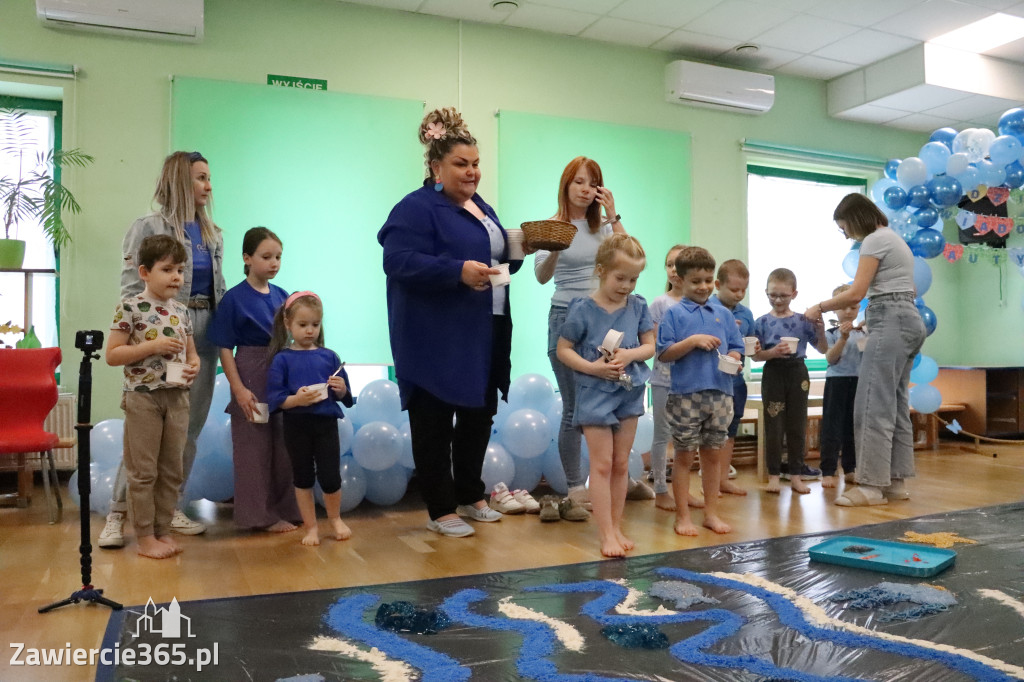Fotorelacja: SENSOPLASTYKA NA NIEBIESKO w Przedszkolu Integracyjnym nr 3 w Zawierciu