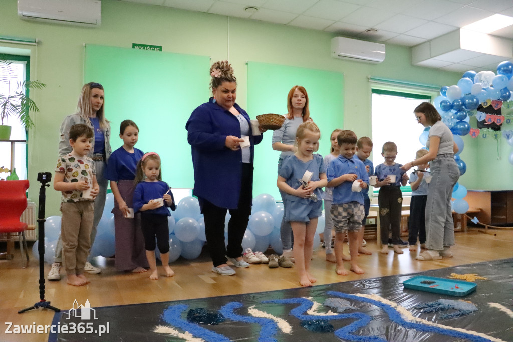 Fotorelacja: SENSOPLASTYKA NA NIEBIESKO w Przedszkolu Integracyjnym nr 3 w Zawierciu