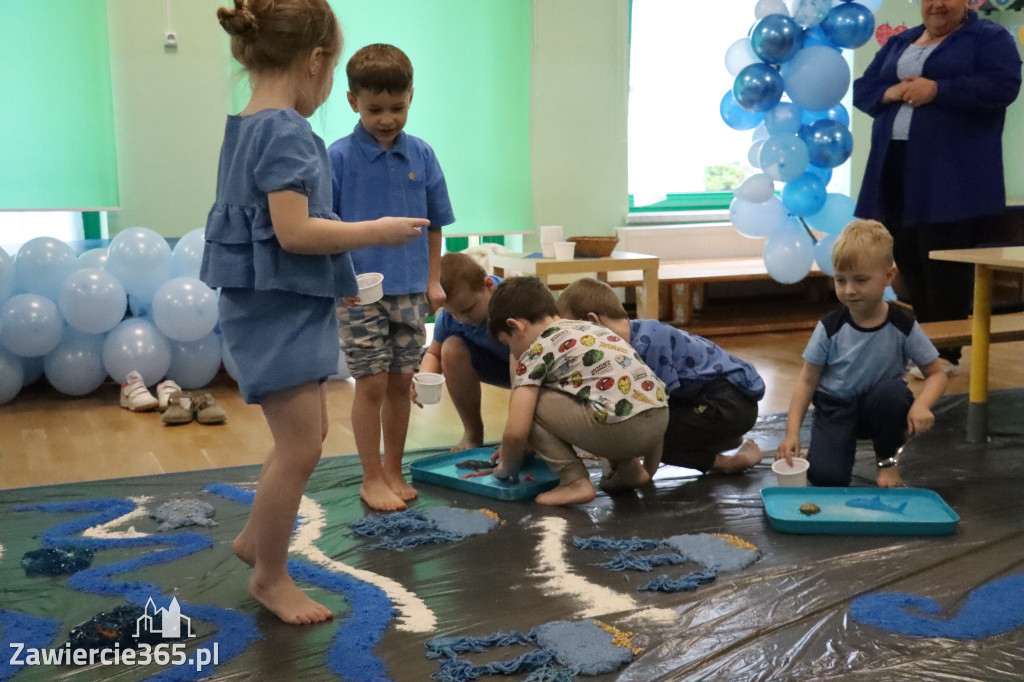 Fotorelacja: SENSOPLASTYKA NA NIEBIESKO w Przedszkolu Integracyjnym nr 3 w Zawierciu