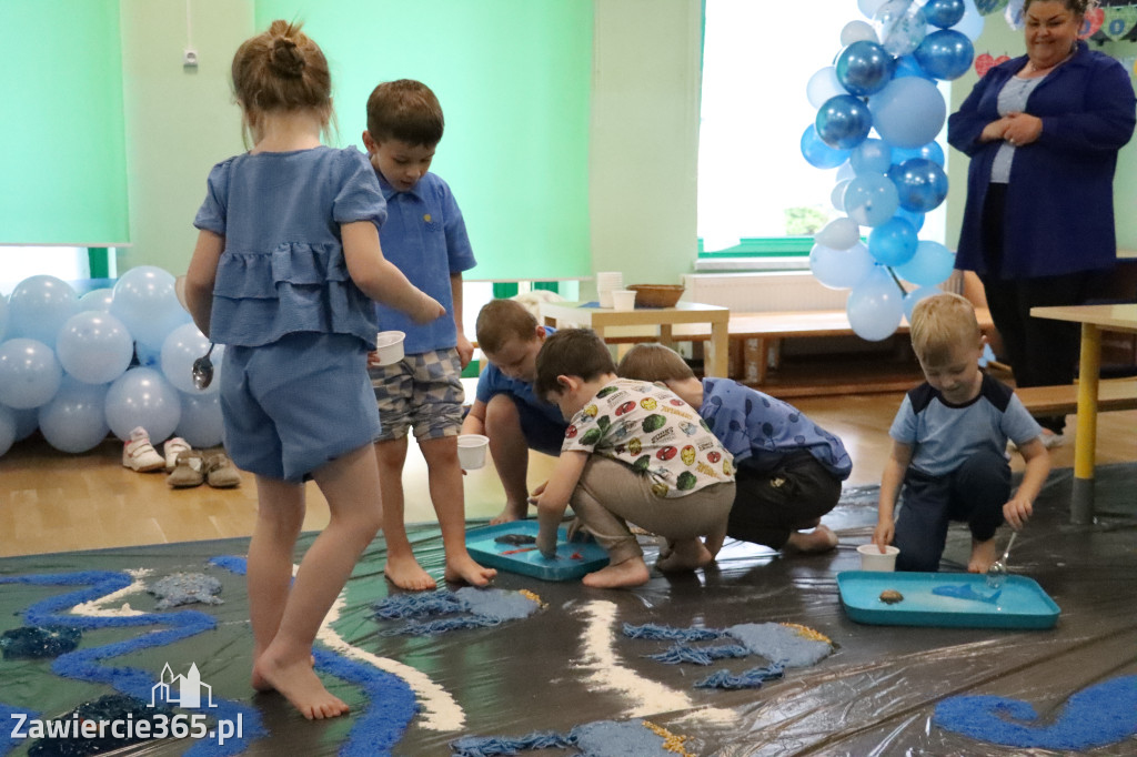 Fotorelacja: SENSOPLASTYKA NA NIEBIESKO w Przedszkolu Integracyjnym nr 3 w Zawierciu