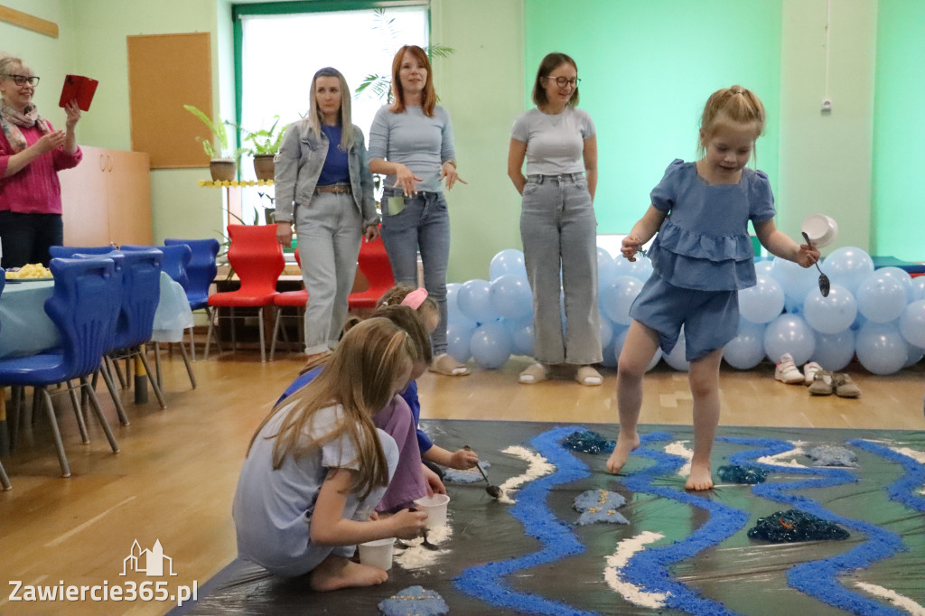 Fotorelacja: SENSOPLASTYKA NA NIEBIESKO w Przedszkolu Integracyjnym nr 3 w Zawierciu